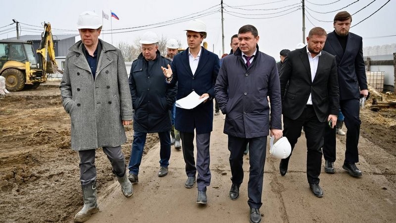 Евгений Первышов проинспектировал ход строительства школ на Волжской и в Бокино