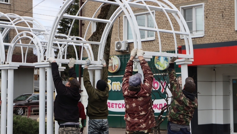 В ремонтируемом сквере Мичуринска установили каркасы для подвесных качелей