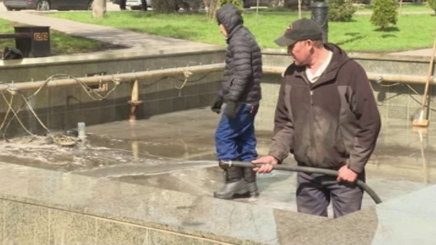 Городские фонтаны основательно моют перед стартом сезона