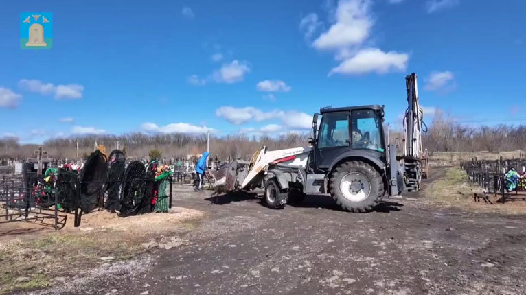 На кладбища Тамбова перед Пасхой завезут 1,5 тысячи тонн песка