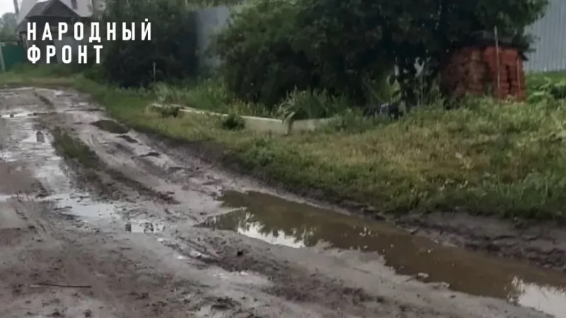 «Почти четверть века бездорожья»: жители села Горелое пожаловались на 300 метров разбитой грунтовки