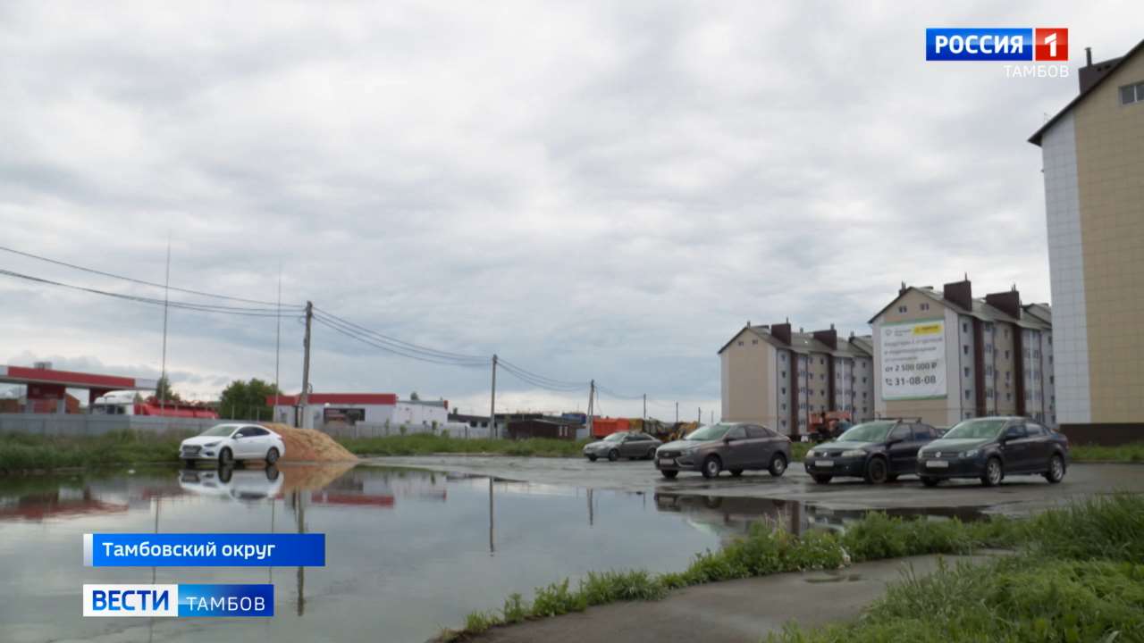 Зловонная лужа на Лучезарной собрала в очередной раз активистов решения проблемы