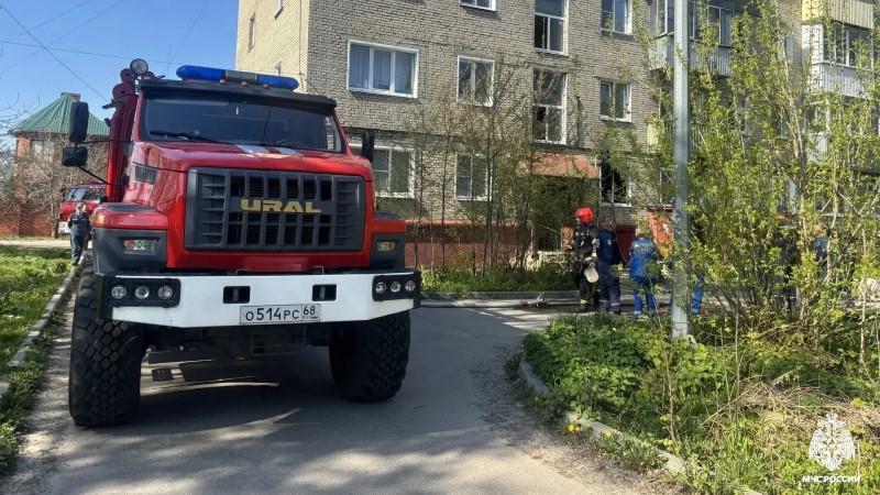 При пожаре в тамбовской многоэтажке спасли трёх человек и эвакуировали десять