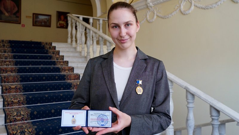 Ректор Держвинского наградил конькобежку Анастасию Семёнову за заслуги перед вузом