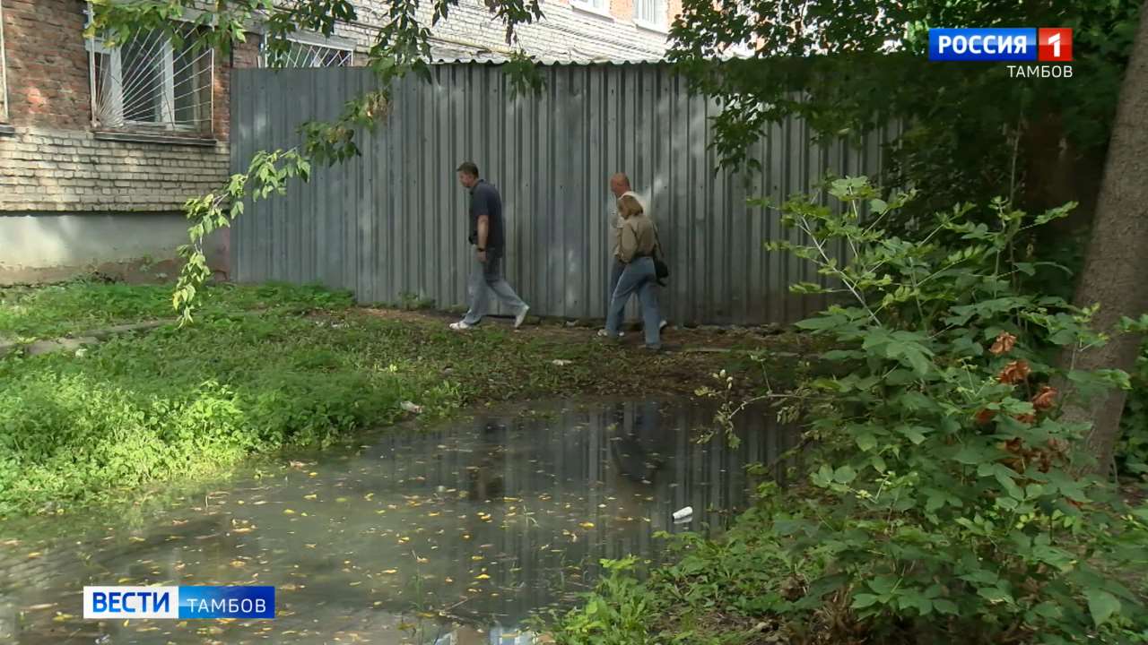 Не течет и не меняется: лужа из нечистот на Никифоровской «бьёт» в нос местных жителей