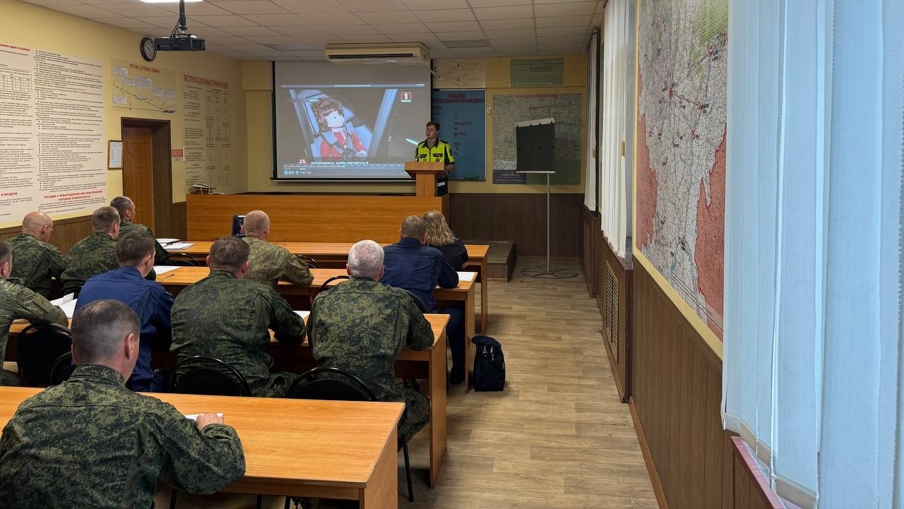 Специалисты ВАИ напомнили военнослужащим правила дорожного движения