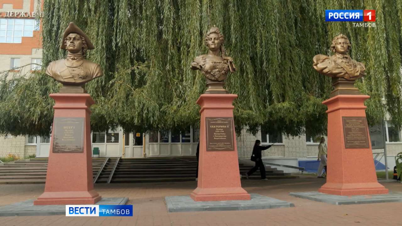 У корпуса Державинского университета открыли три памятника