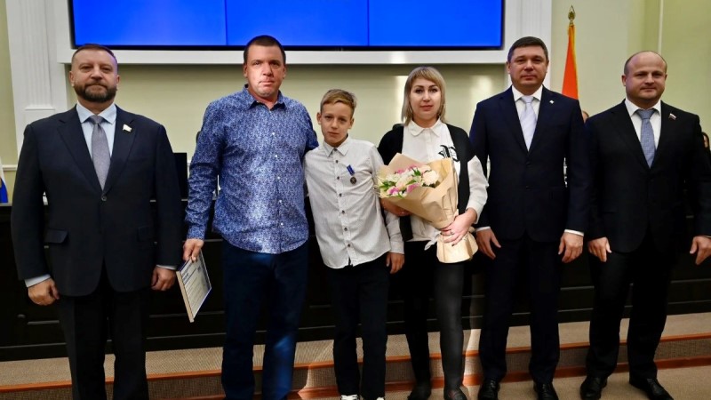 Двух подростков из Тамбова наградили за спасение мужчины на Цне Двух подростков из Тамбова наградили за спасение мужчины на Цне