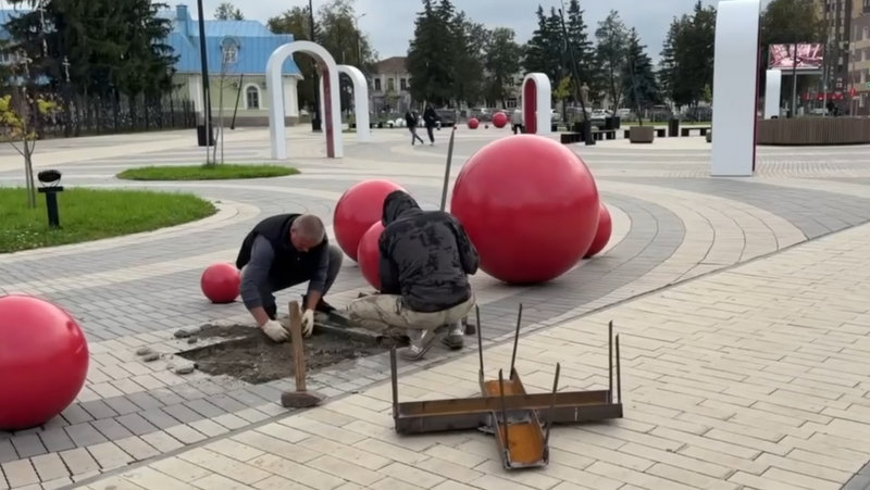 В Рассказове разыскивают вандалов, испортивших МАФы на площади Ленина